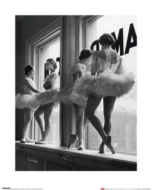 Art Print Time Life Ballerinas In Window 40x50cm Pyramid PPR43062 | Yourdecoration.co.uk